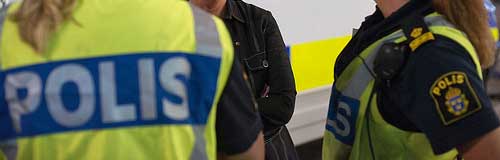 Polisen och parkeringsvakten delar ut p-böter